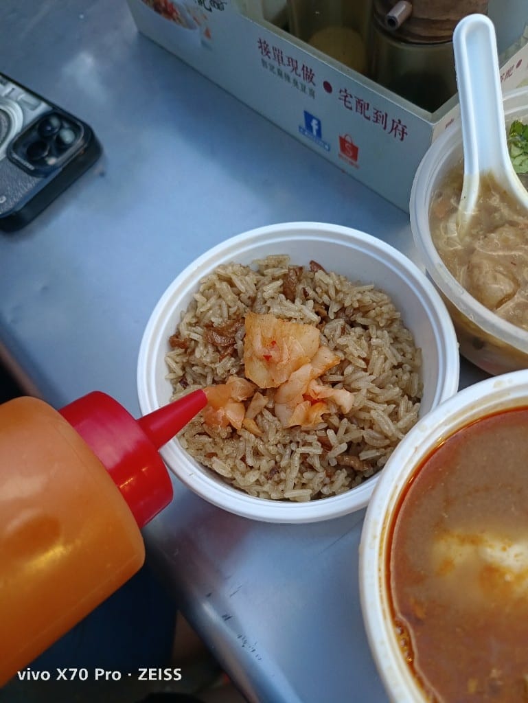 【台北美食】樂華夜市美食，郭家臭豆腐、快樂QQ球、阿爸的芋圓、樂華三鮮羹