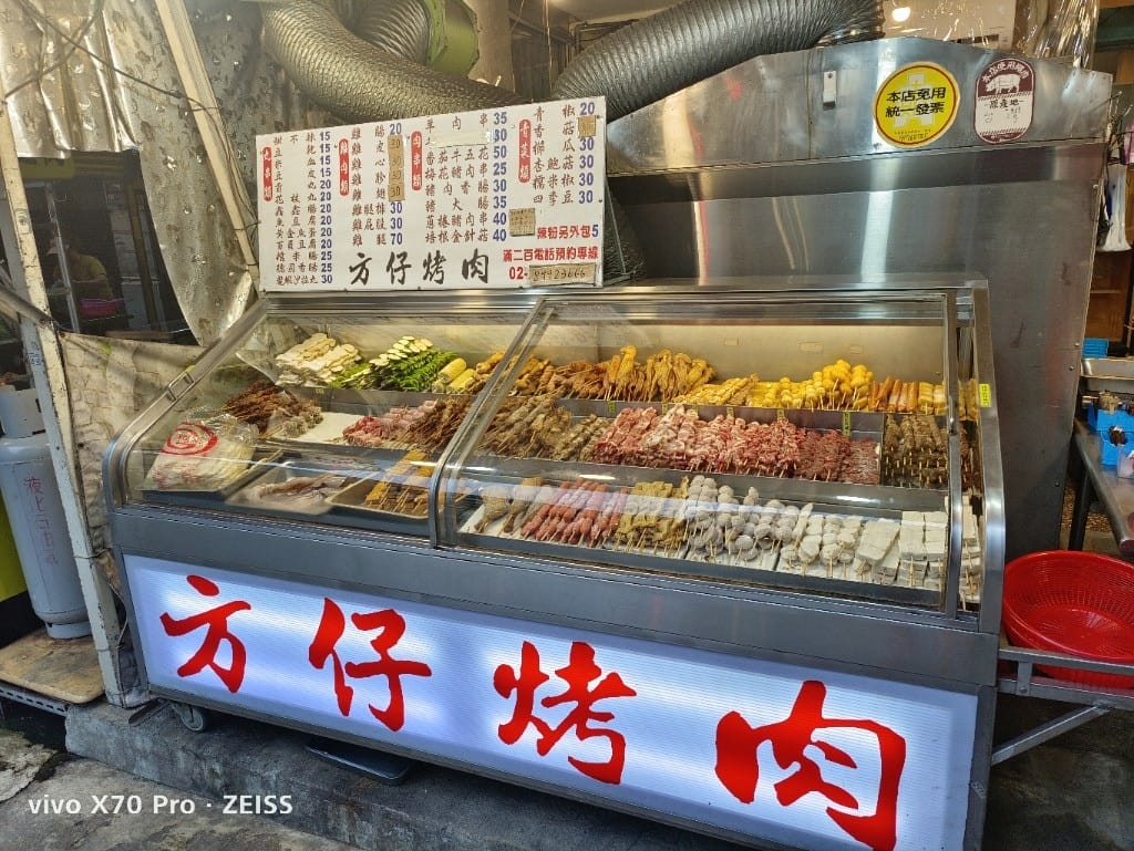 【新莊美食】福壽街美食，全也刀削麵原手工刀削麵、方仔烤肉、厚野雞排和布丁主義