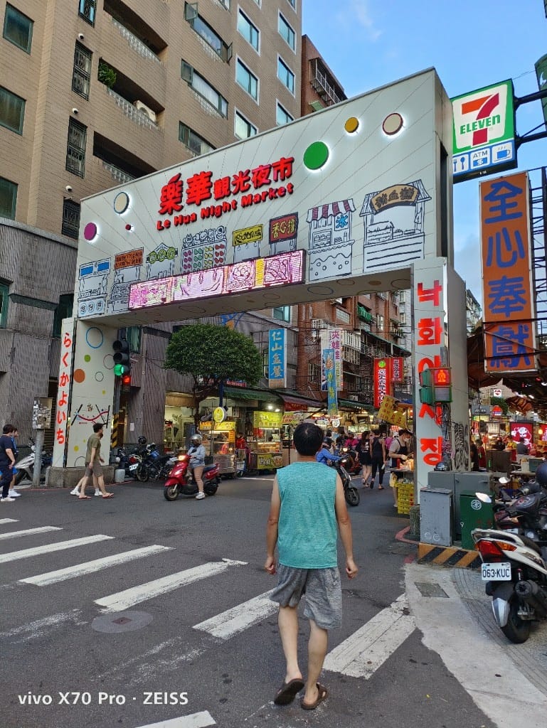 【台北美食】樂華夜市美食，郭家臭豆腐、快樂QQ球、阿爸的芋圓、樂華三鮮羹