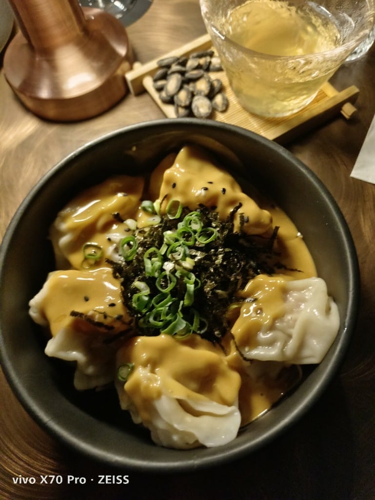 【台北美食】噶瑪蘭威士忌酒吧，有美味餐點的桶邊直飲酒吧！