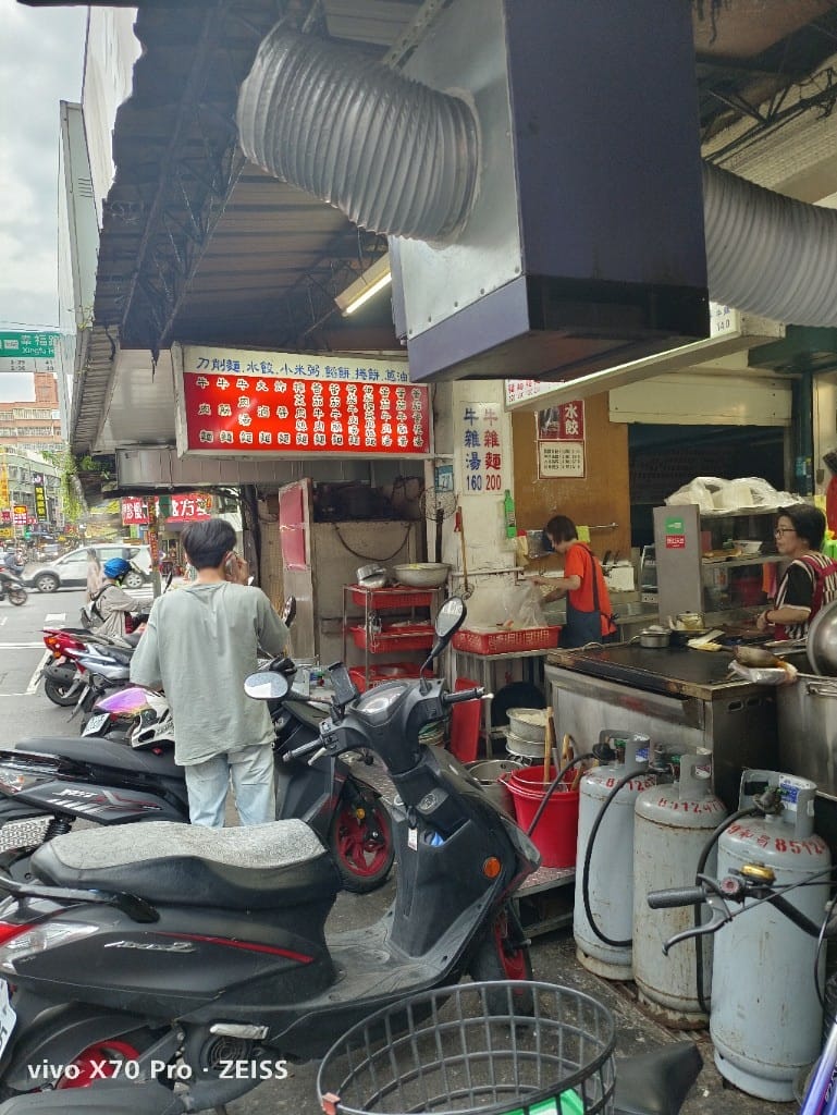 【新莊美食】福壽街美食，全也刀削麵原手工刀削麵、方仔烤肉、厚野雞排和布丁主義