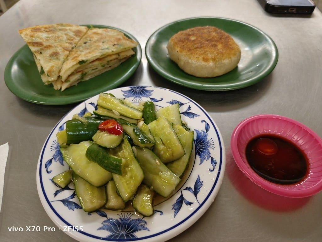 【新莊美食】福壽街美食，全也刀削麵原手工刀削麵、方仔烤肉、厚野雞排和布丁主義
