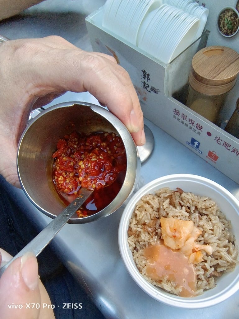 【台北美食】樂華夜市美食，郭家臭豆腐、快樂QQ球、阿爸的芋圓、樂華三鮮羹