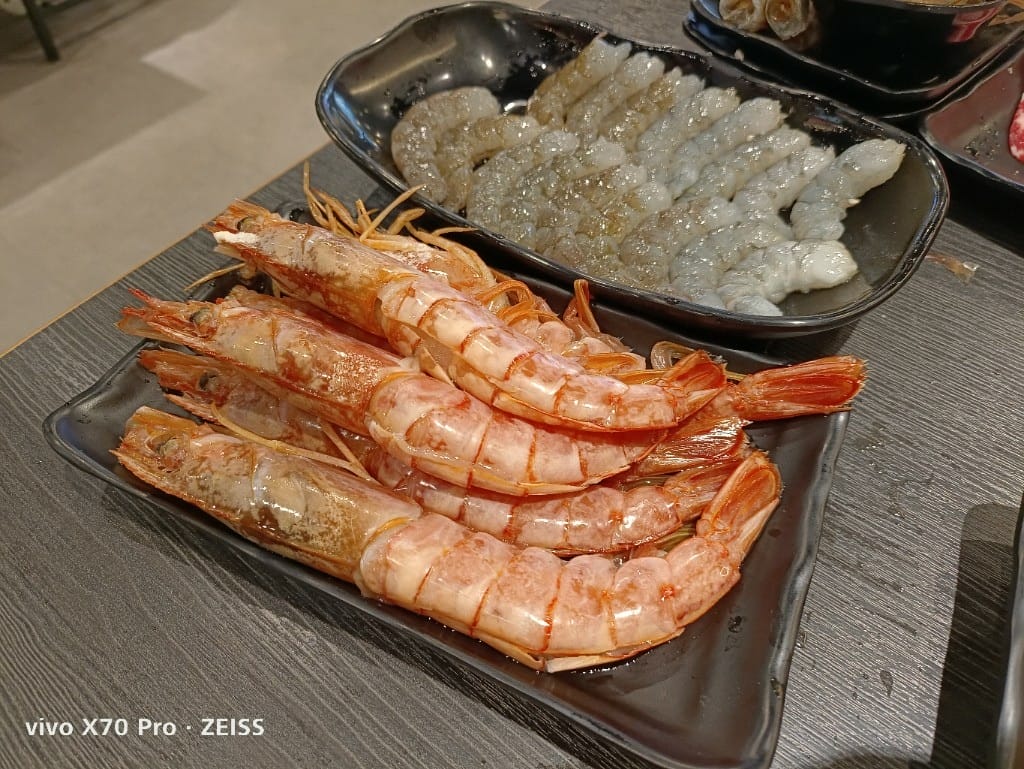 【桃園吃到飽】魔椒頂級鴛鴦鍋經國直營店，天使紅蝦竟有開背去腸泥了耶！