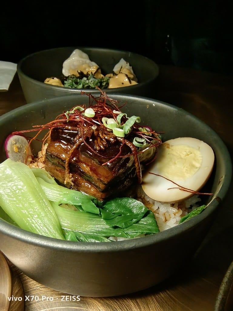 【台北美食】噶瑪蘭威士忌酒吧，有美味餐點的桶邊直飲酒吧！