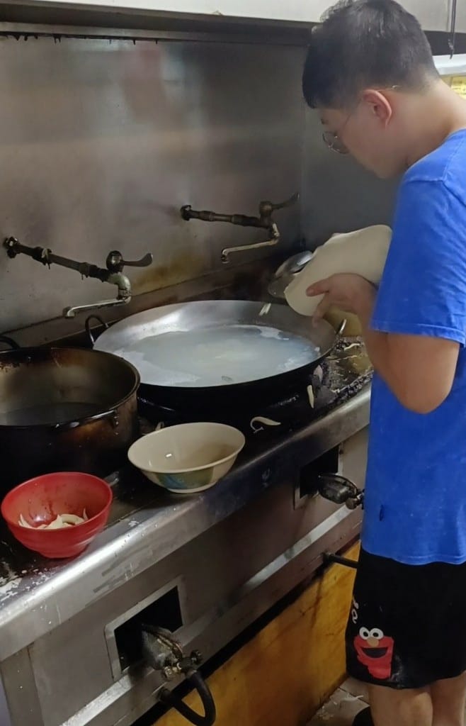 【新莊美食】福壽街美食，全也刀削麵原手工刀削麵、方仔烤肉、厚野雞排和布丁主義