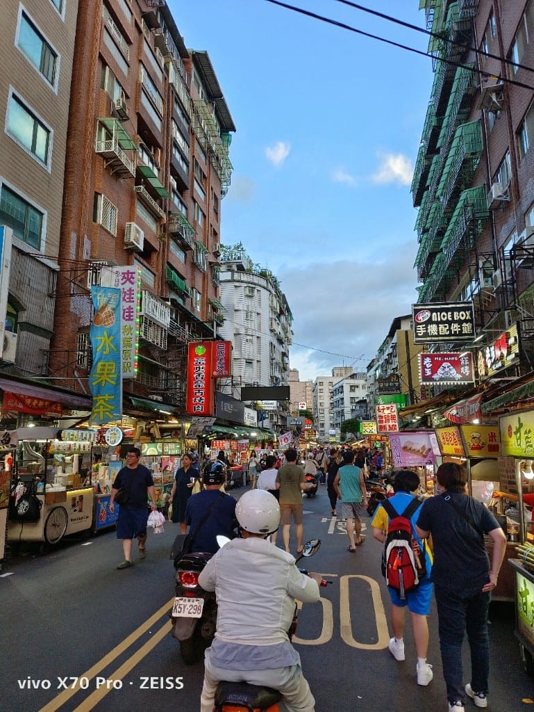 【台北美食】樂華夜市美食，郭家臭豆腐、快樂QQ球、阿爸的芋圓、樂華三鮮羹