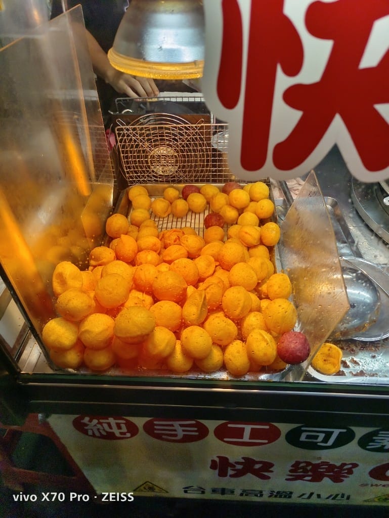 【台北美食】樂華夜市美食，郭家臭豆腐、快樂QQ球、阿爸的芋圓、樂華三鮮羹