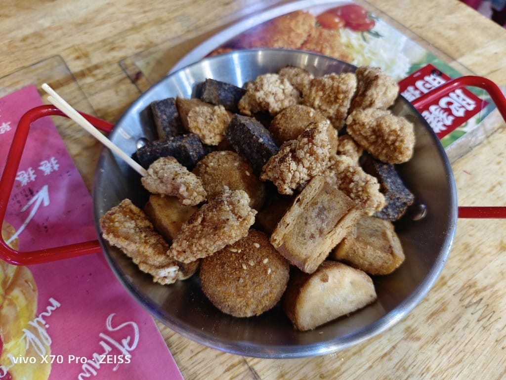 【台北美食】樂華夜市美食，郭家臭豆腐、快樂QQ球、阿爸的芋圓、樂華三鮮羹