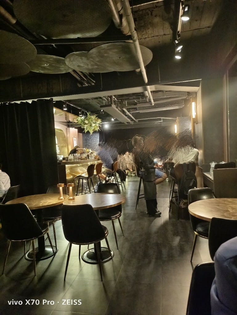 【台北美食】噶瑪蘭威士忌酒吧，有美味餐點的桶邊直飲酒吧！