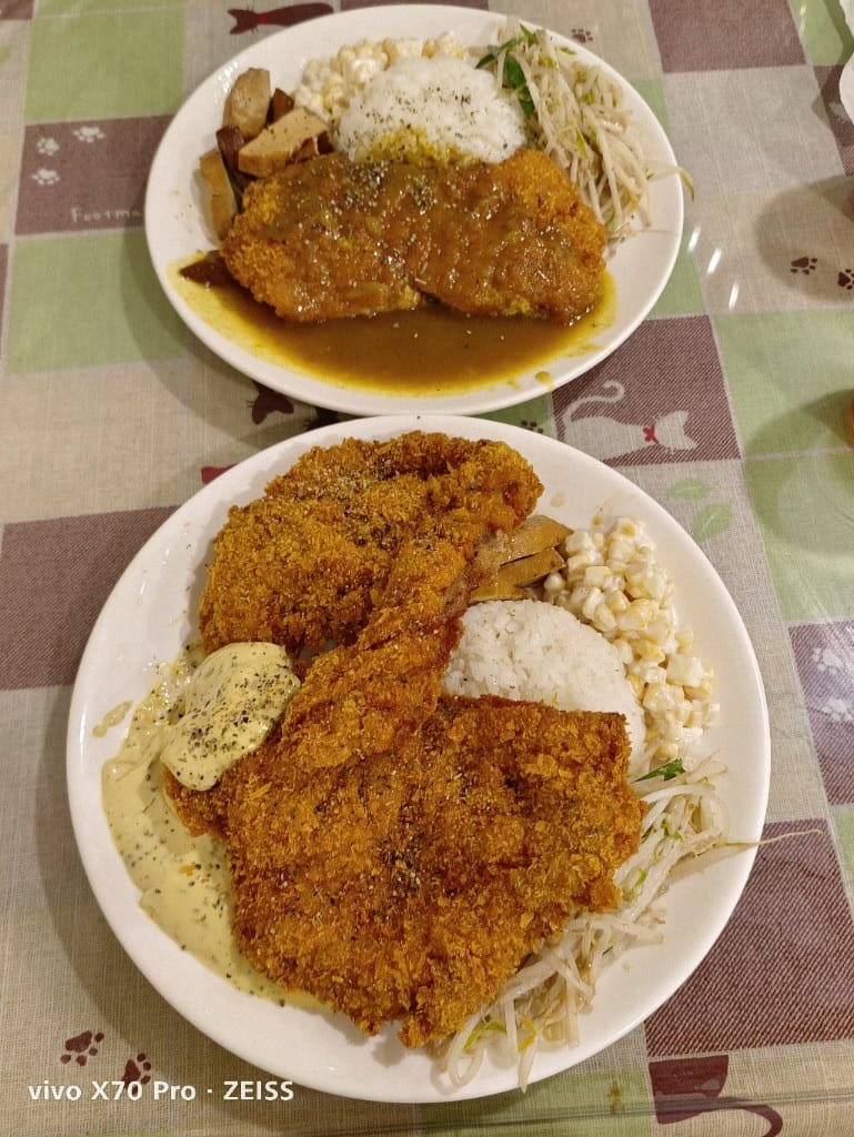 【新莊美食】陶花園輔大豬排，隱藏在花店裡的比臉大豬排❤️