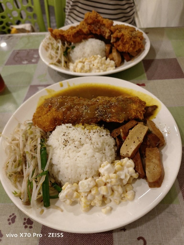 【新莊美食】陶花園輔大豬排，隱藏在花店裡的比臉大豬排❤️