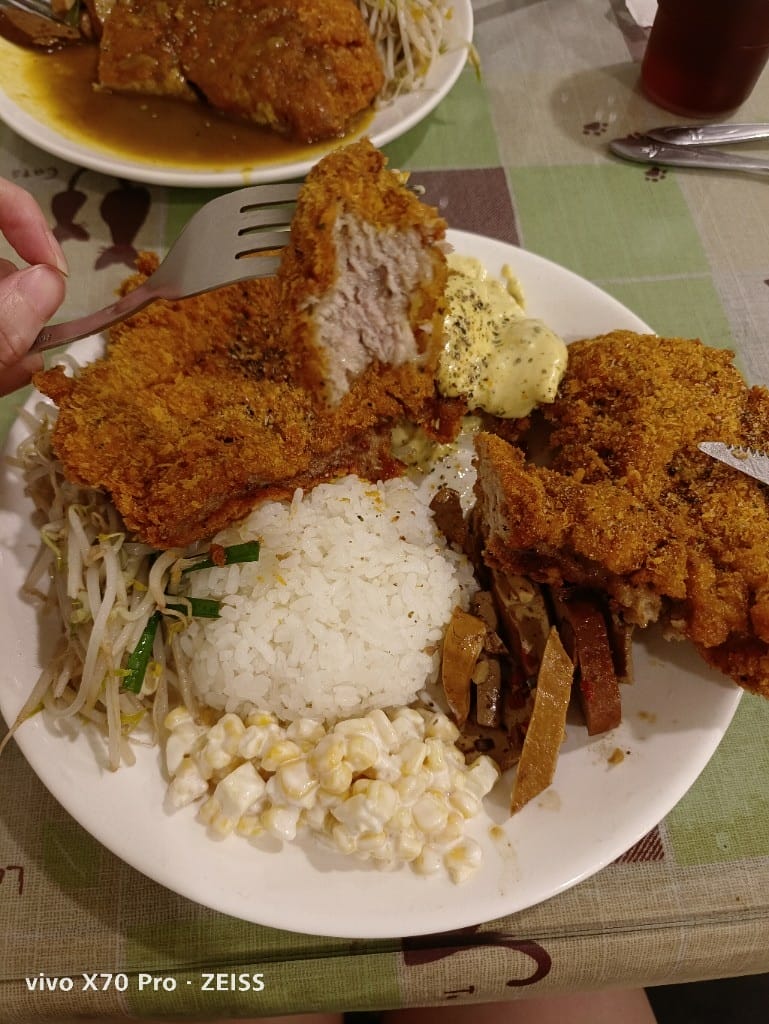 【新莊美食】陶花園輔大豬排，隱藏在花店裡的比臉大豬排❤️