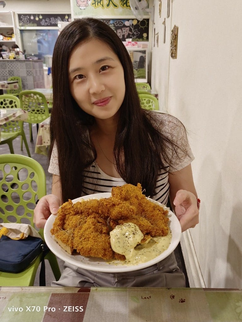 【新莊美食】陶花園輔大豬排，隱藏在花店裡的比臉大豬排❤️