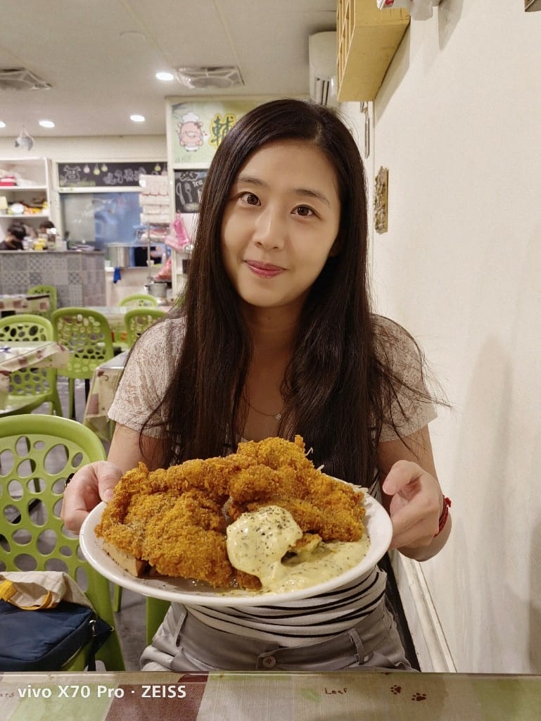 【新莊美食】陶花園輔大豬排，隱藏在花店裡的比臉大豬排❤️
