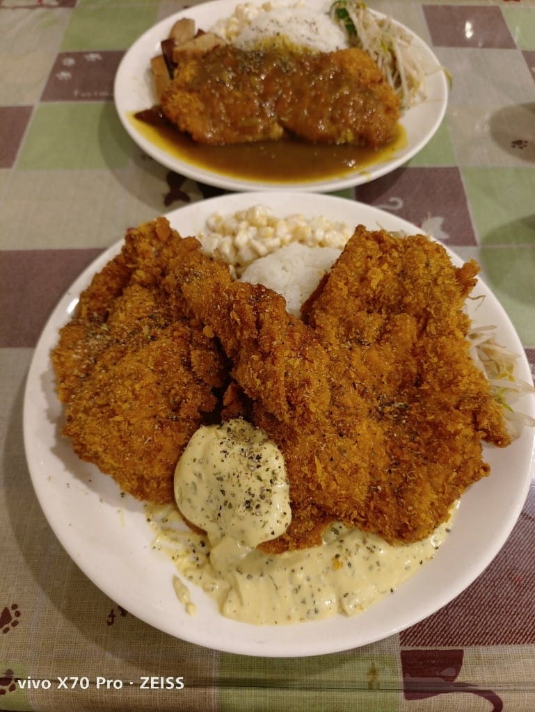 【新莊美食】陶花園輔大豬排，隱藏在花店裡的比臉大豬排❤️