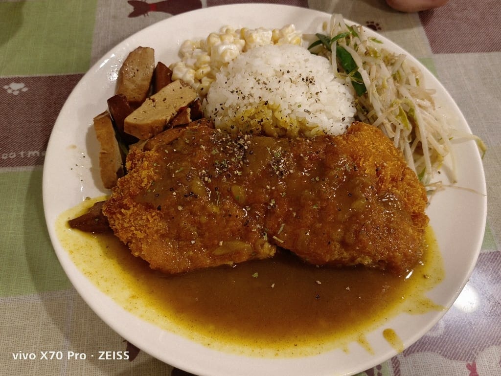 【新莊美食】陶花園輔大豬排，隱藏在花店裡的比臉大豬排❤️