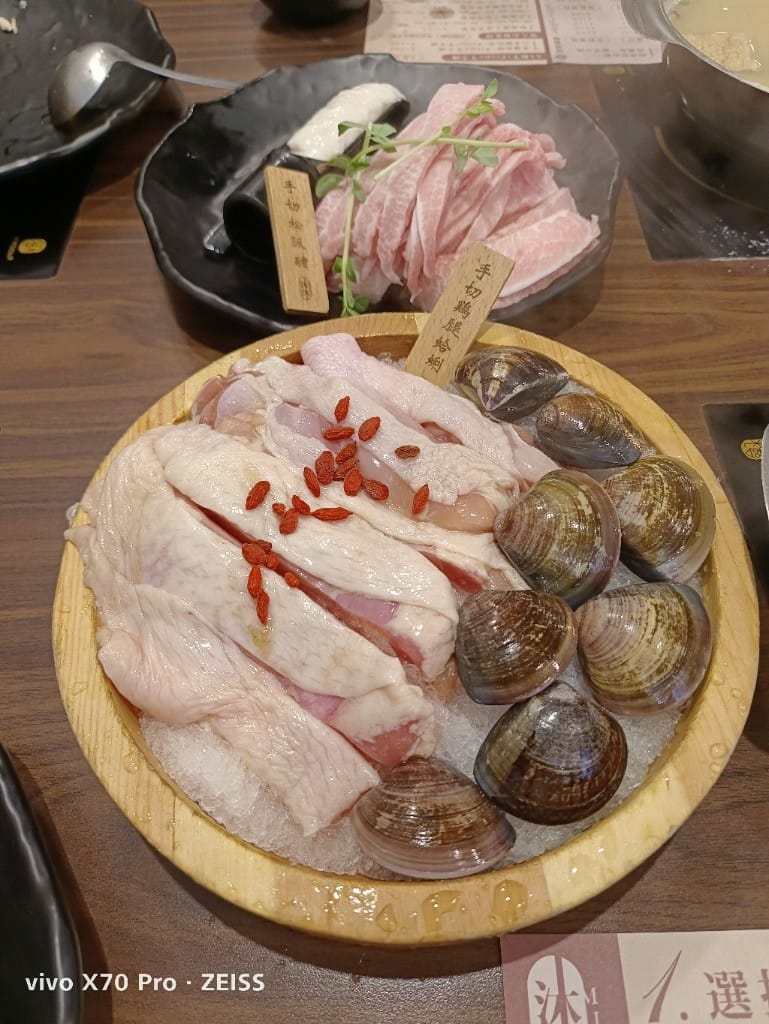 【新莊吃到飽】沐沐鍋物MUMU新莊中平店，八方悅二代店，自助吧吃到飽4訪