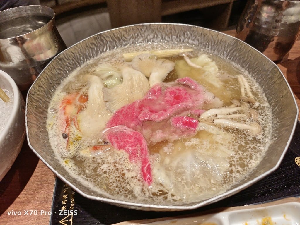 【新莊美食】黑毛屋新莊宏匯店,主打日本和牛及伊比利豬的平價鍋物👏 - 第16張圖 【新莊美食】黑毛屋新莊宏匯店,主打日本和牛及伊比利豬的平價鍋物👏