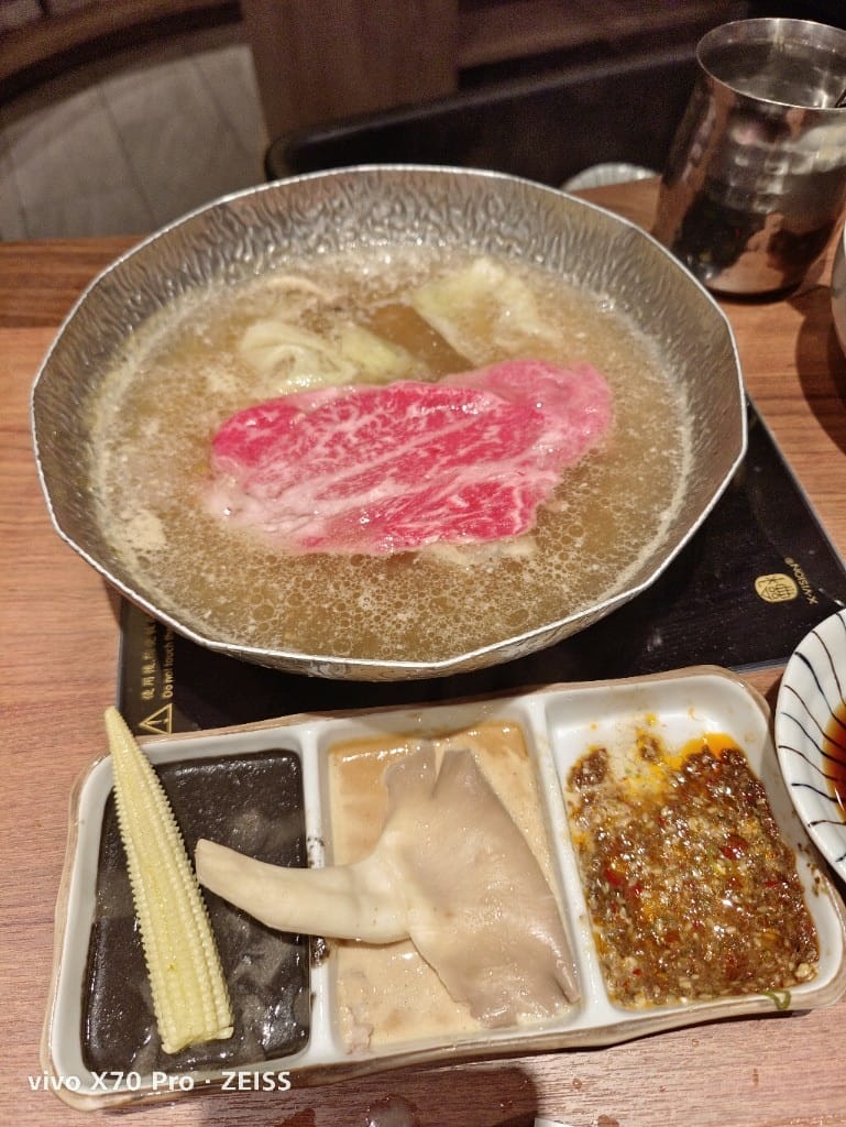 【新莊美食】黑毛屋新莊宏匯店,主打日本和牛及伊比利豬的平價鍋物👏 - 第17張圖 【新莊美食】黑毛屋新莊宏匯店,主打日本和牛及伊比利豬的平價鍋物👏