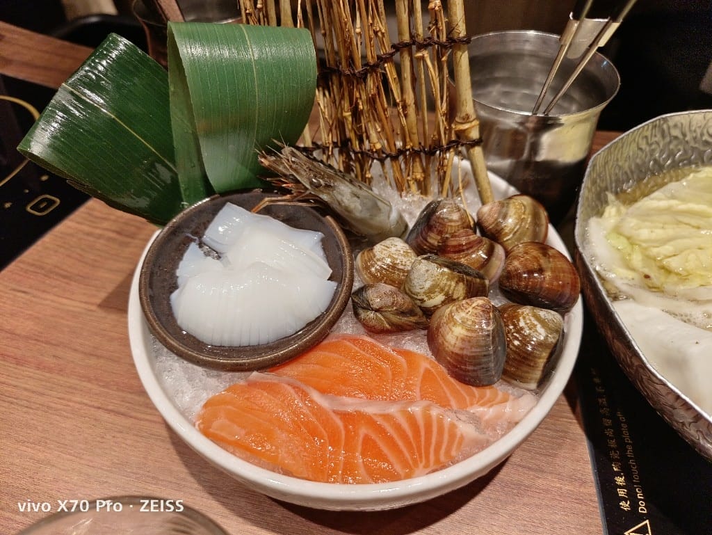 【新莊美食】黑毛屋新莊宏匯店,主打日本和牛及伊比利豬的平價鍋物👏 - 第7張圖 【新莊美食】黑毛屋新莊宏匯店,主打日本和牛及伊比利豬的平價鍋物👏