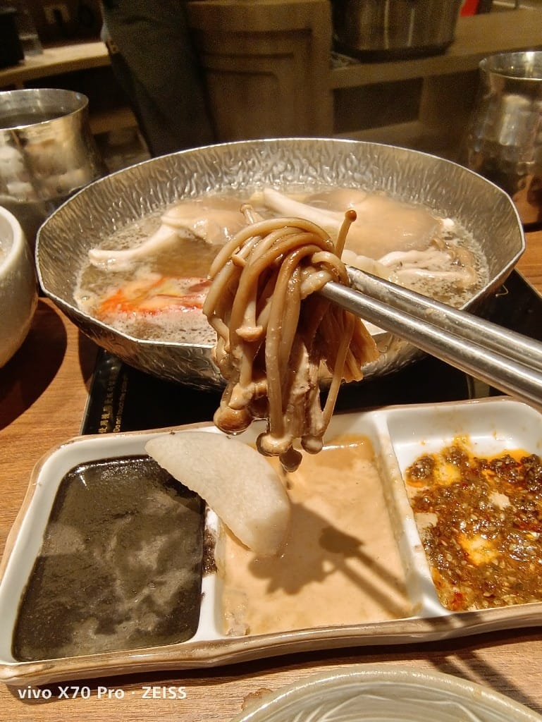 【新莊美食】黑毛屋新莊宏匯店,主打日本和牛及伊比利豬的平價鍋物👏 - 第15張圖 【新莊美食】黑毛屋新莊宏匯店,主打日本和牛及伊比利豬的平價鍋物👏
