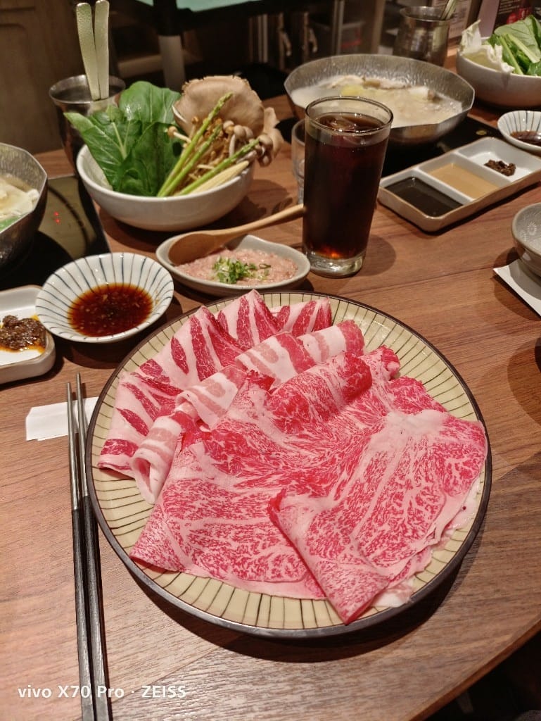 【新莊美食】黑毛屋新莊宏匯店,主打日本和牛及伊比利豬的平價鍋物👏 - 第6張圖 【新莊美食】黑毛屋新莊宏匯店,主打日本和牛及伊比利豬的平價鍋物👏