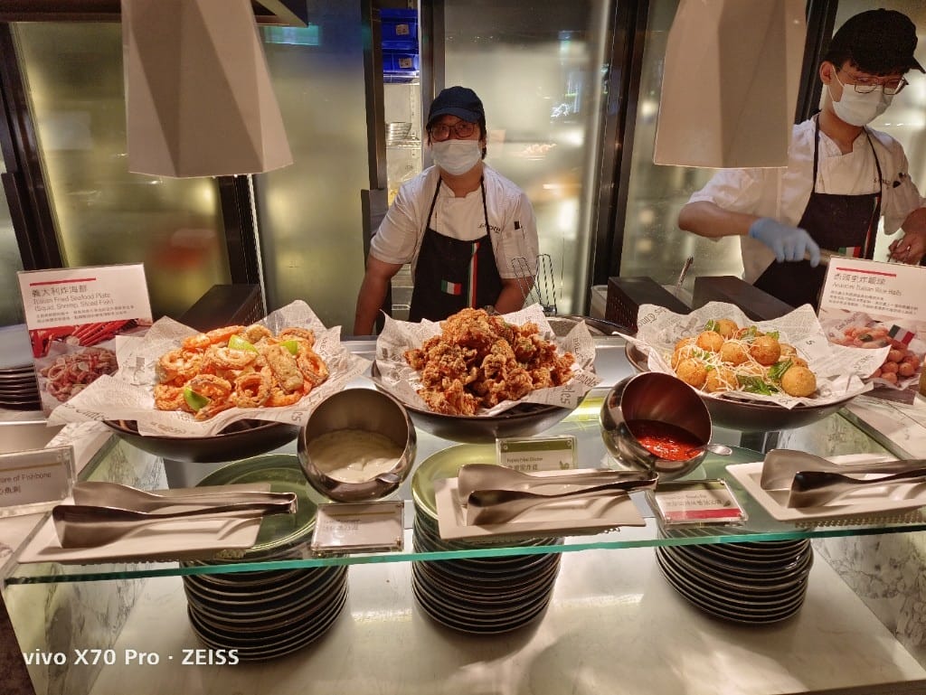 【台北吃到飽】探索廚房平日午餐20訪，狂歡義夏松葉蟹腳吃到飽❤️