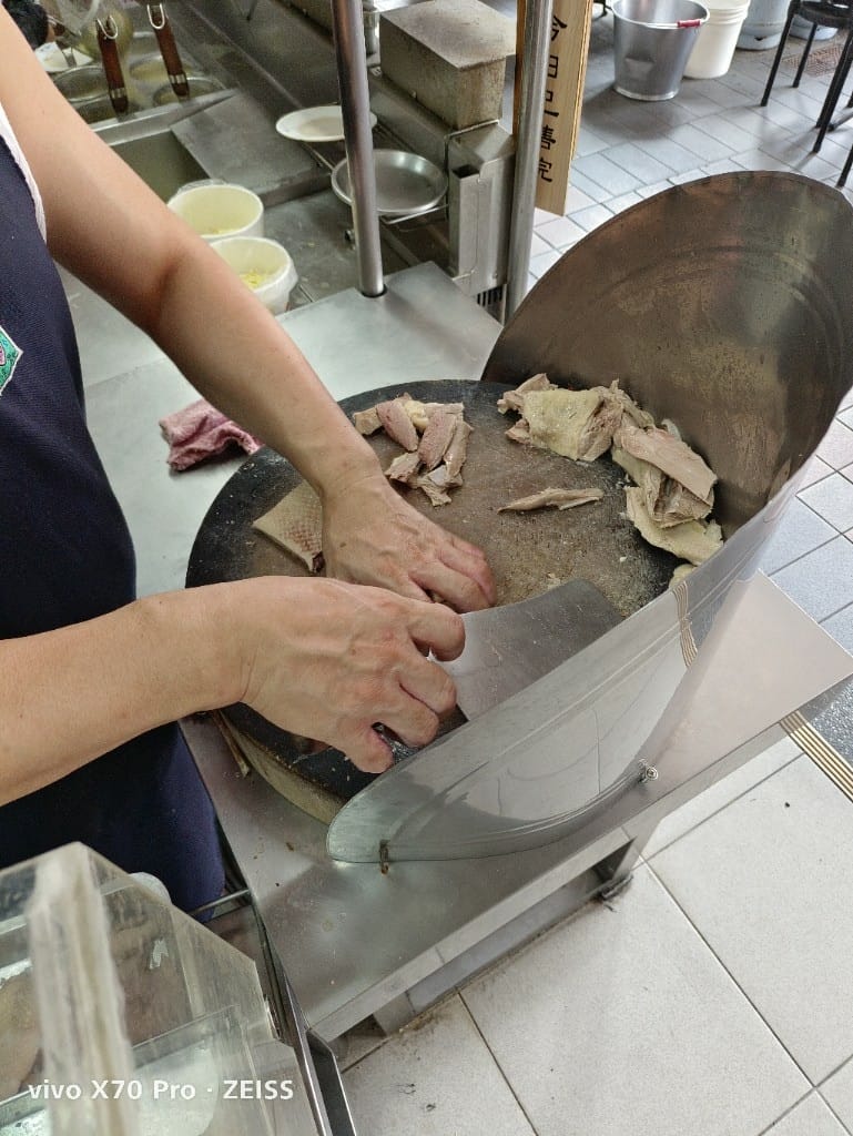 【新莊美食】美味鵝肉，四維路排隊的美味鴨肉麵！