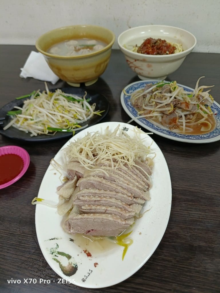 【新莊美食】美味鵝肉，四維路排隊的美味鴨肉麵！