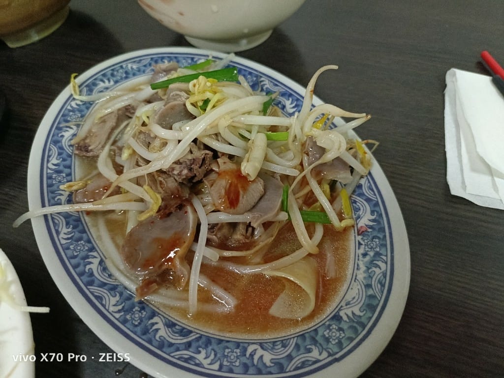 【新莊美食】美味鵝肉，四維路排隊的美味鴨肉麵！