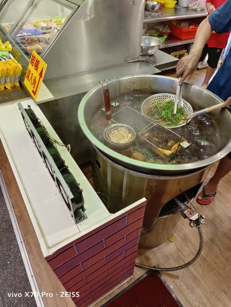 【新莊美食】建誼現滷滷味新莊總店&芳味大Size的雞排都好好吃
