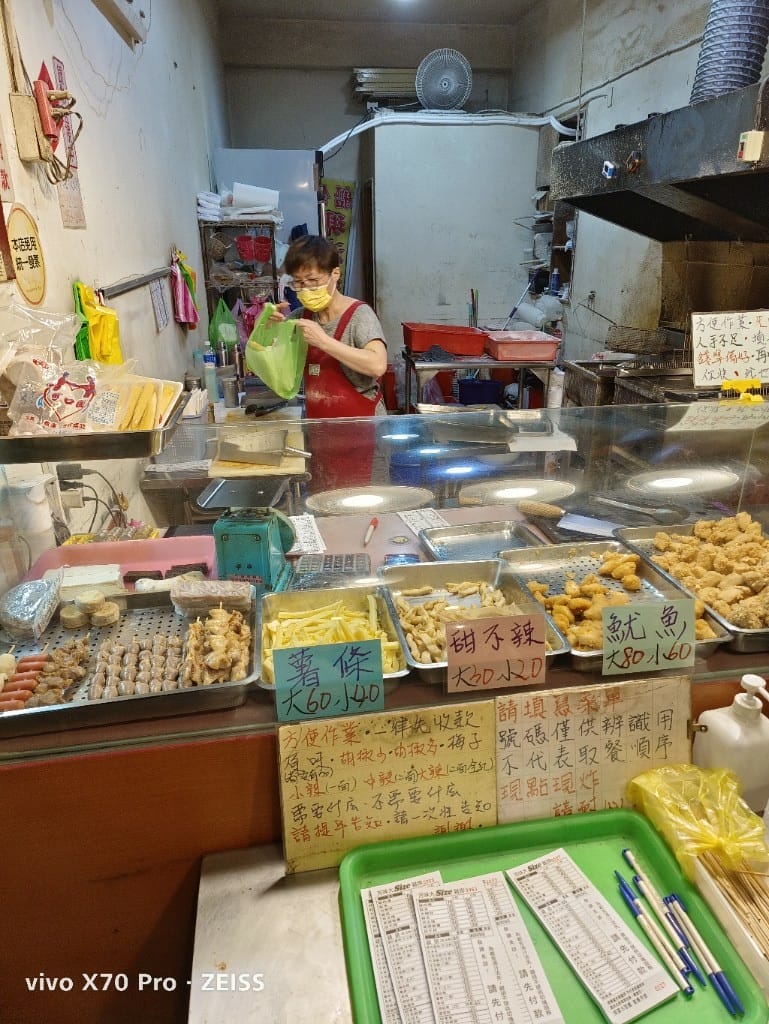【新莊美食】建誼現滷滷味新莊總店&芳味大Size的雞排都好好吃