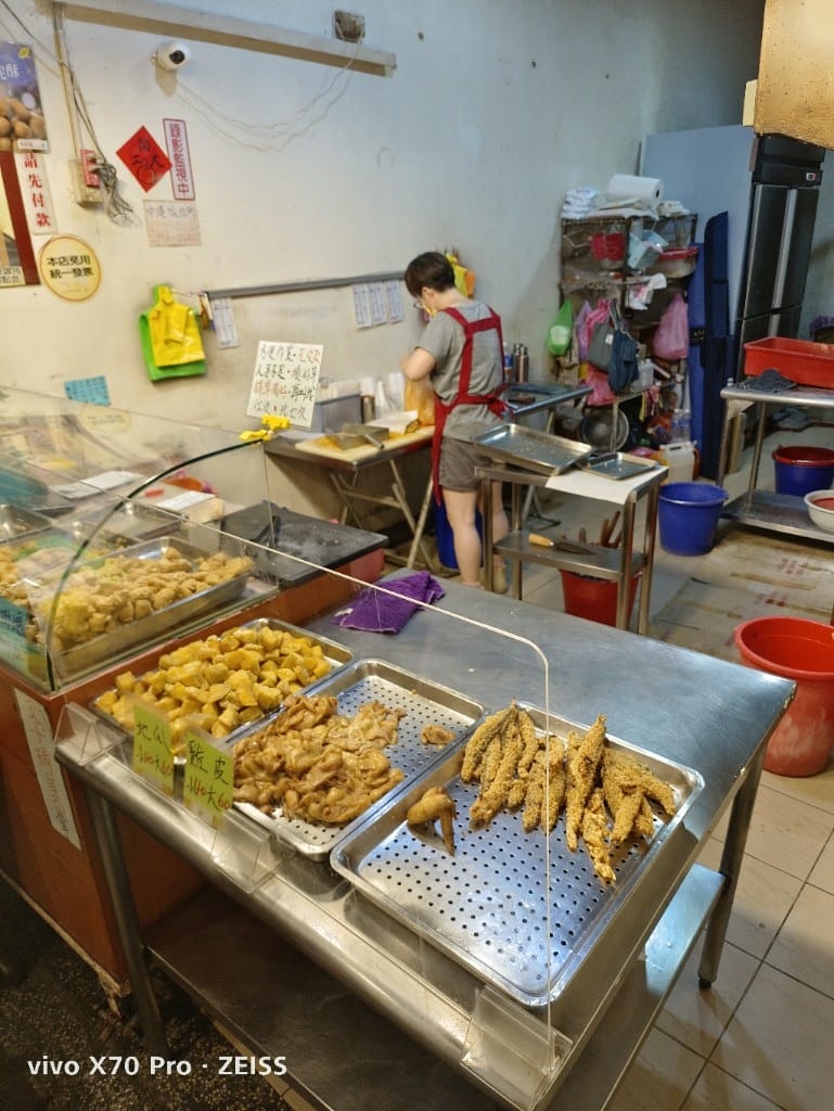 【新莊美食】建誼現滷滷味新莊總店&芳味大Size的雞排都好好吃