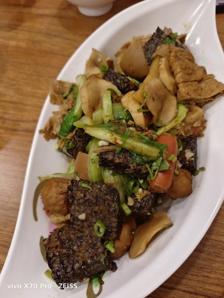 【新莊美食】建誼現滷滷味新莊總店&芳味大Size的雞排都好好吃