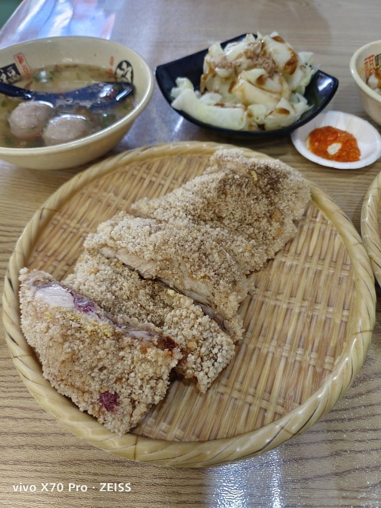 【新莊美食】茶案複合式餐廳，輔大周邊平價古早味複合餐飲🤩
