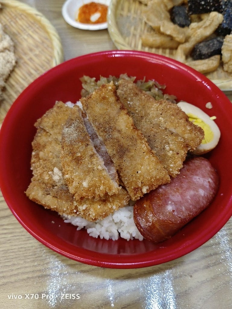 【新莊美食】茶案複合式餐廳，輔大周邊平價古早味複合餐飲🤩