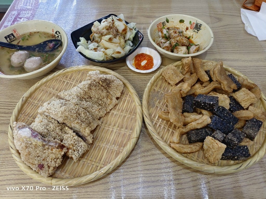 【新莊美食】茶案複合式餐廳，輔大周邊平價古早味複合餐飲🤩