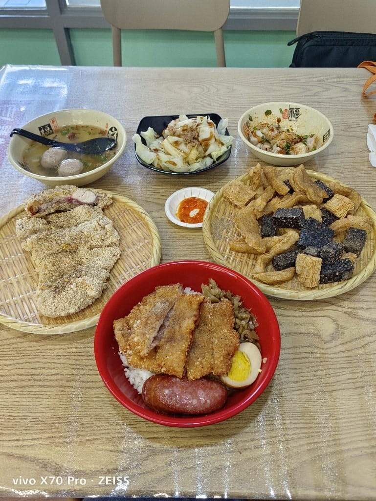 【新莊美食】茶案複合式餐廳，輔大周邊平價古早味複合餐飲🤩