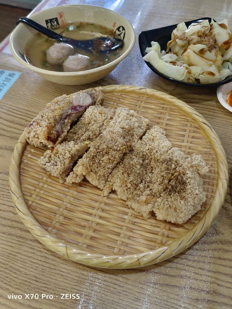 【新莊美食】茶案複合式餐廳，輔大周邊平價古早味複合餐飲🤩