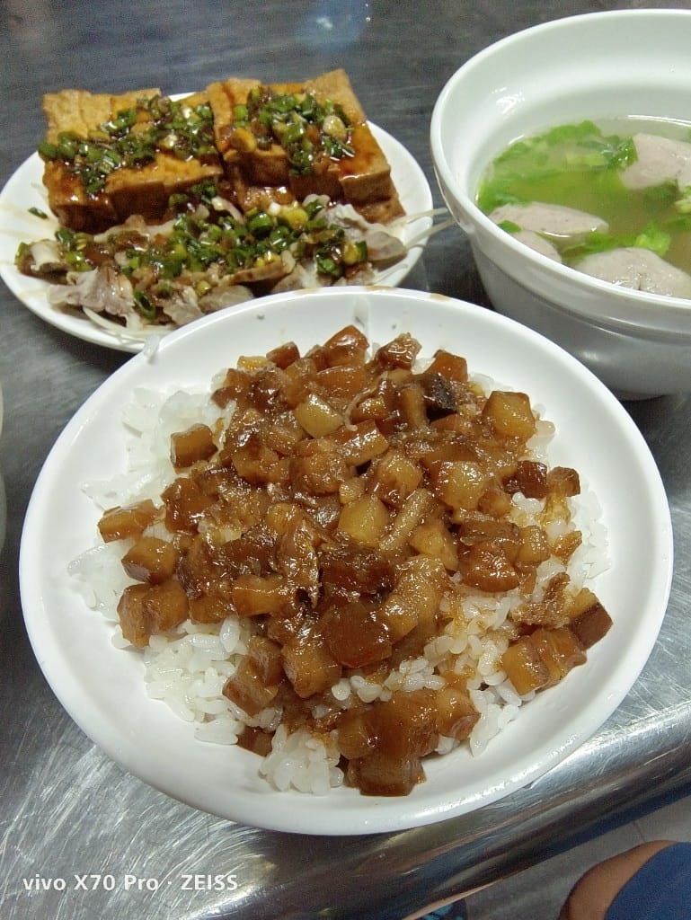 【新莊美食】六皮仔魯肉飯，入口即化不油膩的美味滷肉飯❤️