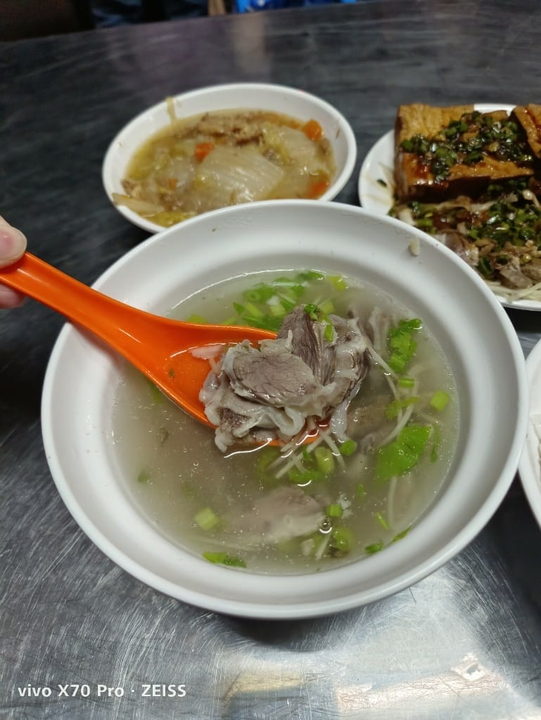 【新莊美食】六皮仔魯肉飯，入口即化不油膩的美味滷肉飯❤️