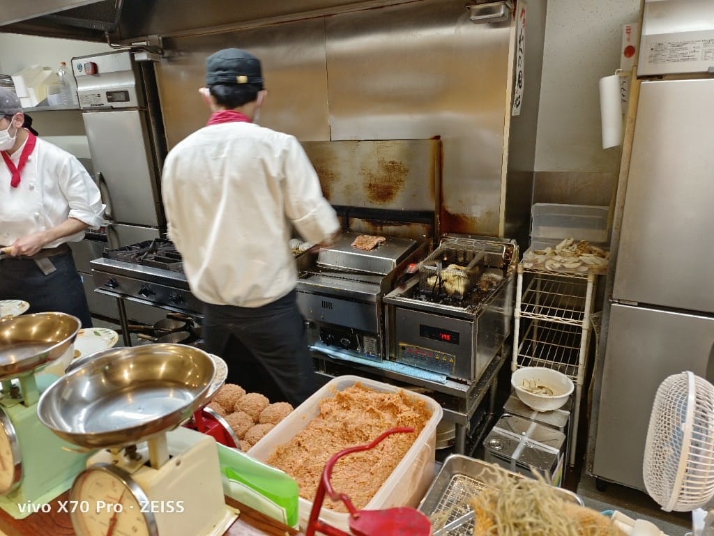 【日本京都美食】Tokura京都三條店,便宜又好吃的爆汁漢堡排❤️ - 第9張圖 【日本京都美食】Tokura京都三條店,便宜又好吃的爆汁漢堡排❤️