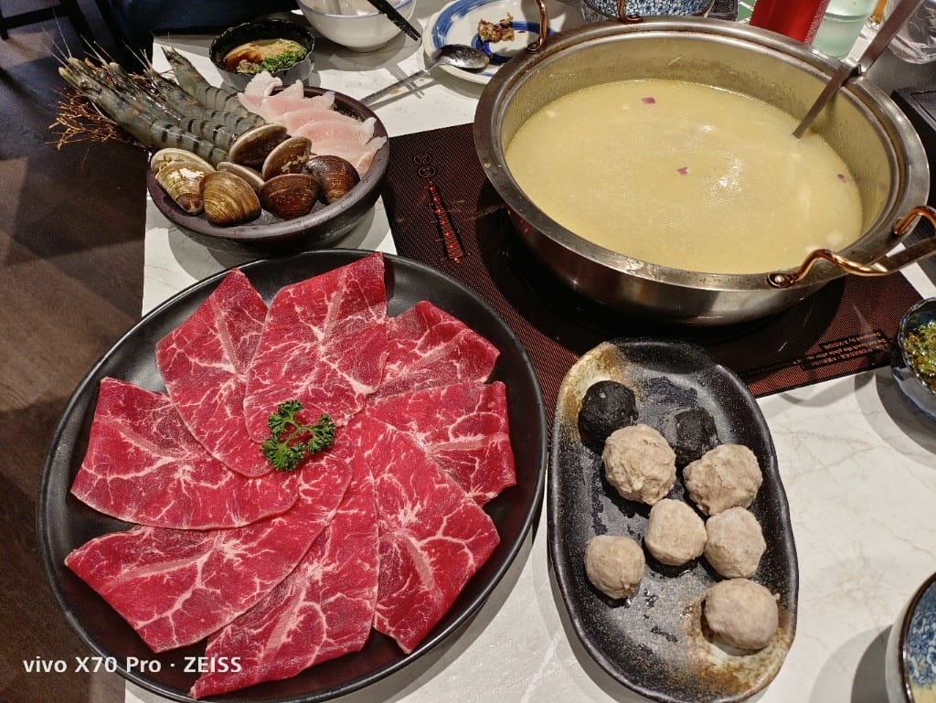 【新莊美食】粵榕庄港式麻辣雞煲港式精緻火鍋，一鍋兩吃的港式火鍋