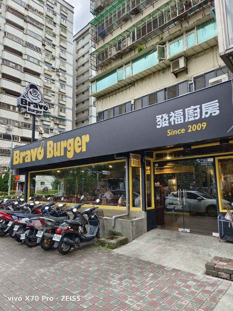 【林口美食】BravoBurger發福廚房林口店,意圖使人烙耶還的大漢堡🤩 - 第3張圖 【林口美食】BravoBurger發福廚房林口店,意圖使人烙耶還的大漢堡🤩