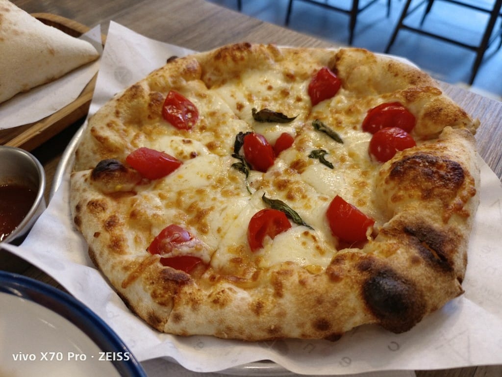 【新莊美食】KitchencreAfe客意直火新莊中原店，美味Pizza&烤雞2訪