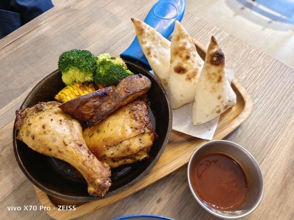 【新莊美食】KitchencreAfe客意直火新莊中原店，美味Pizza&烤雞2訪