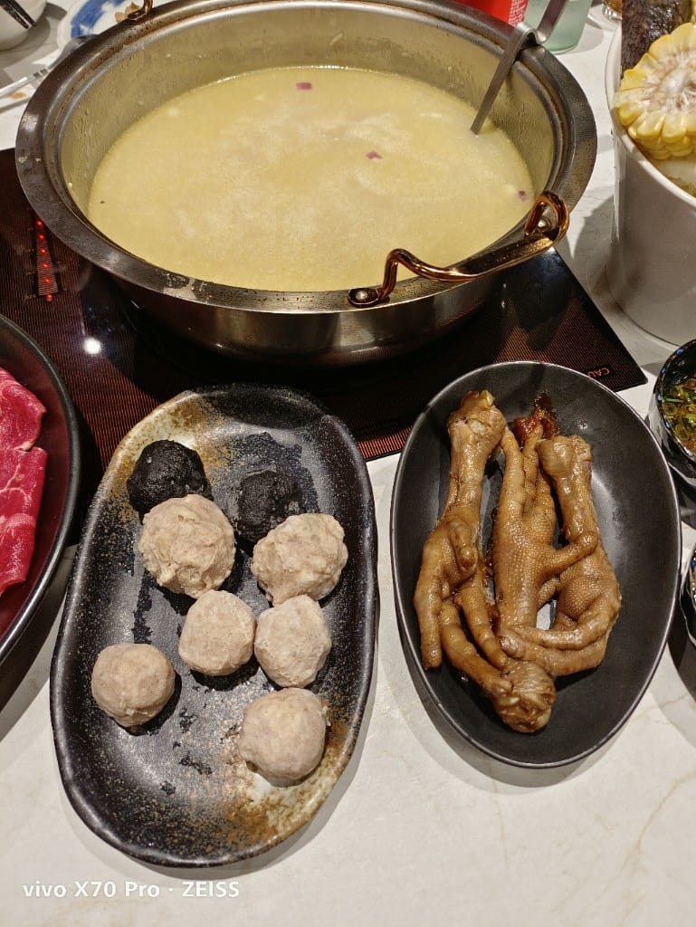 【新莊美食】粵榕庄港式麻辣雞煲港式精緻火鍋，一鍋兩吃的港式火鍋