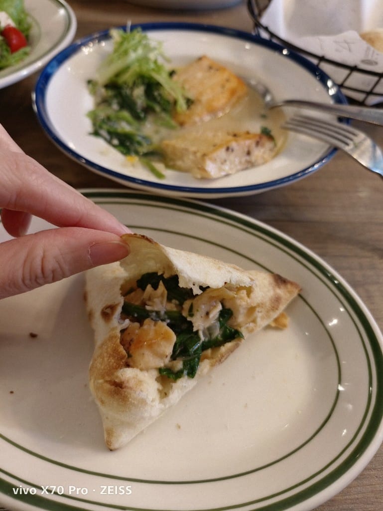【新莊美食】KitchencreAfe客意直火新莊中原店，美味Pizza&烤雞2訪