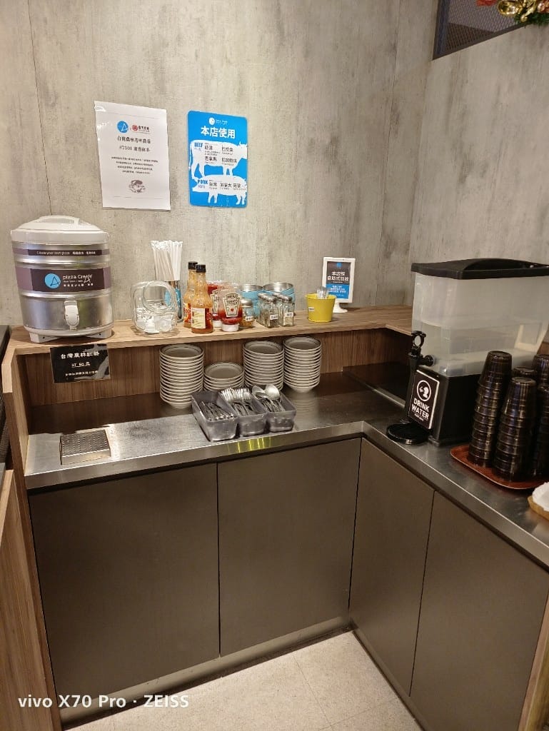 【新莊美食】KitchencreAfe客意直火新莊中原店，美味Pizza&烤雞2訪